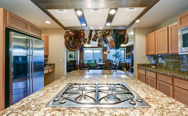 Идеально оформленная светлая кухня с гранитными счетчиками — стоковое фото