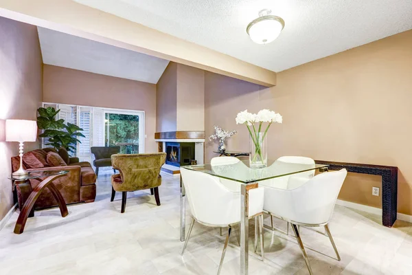 Chic salle à manger dispose d'une table en verre moderne avec des chaises blanches — Photo