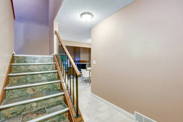 Interior del pasillo con paredes de color marrón claro — Foto de Stock