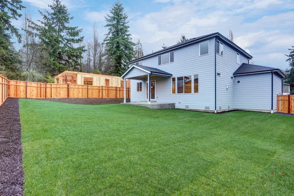 Nueva casa de lujo con porche trasero cubierto — Foto de Stock