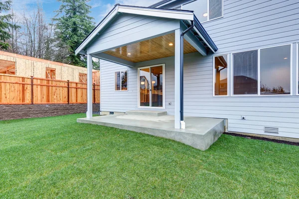 Nueva casa de lujo con porche trasero cubierto — Foto de Stock