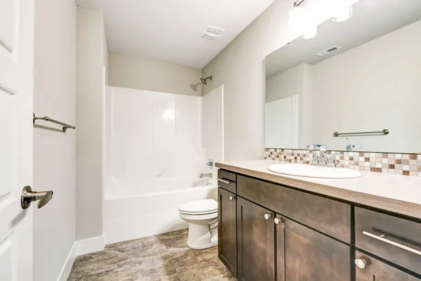 Interior kamar mandi putih dengan lemari kesombongan coklat — Stok Foto