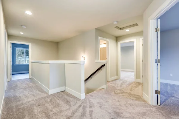 Second floor landing with creamy walls and beige carpet floor — Stock Photo, Image