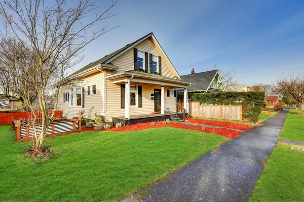 Sweet yellow Victorian home features original leaded glass windows — Stock Photo, Image