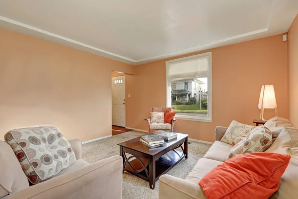 Accogliente soggiorno interno con pareti color pesca — Foto Stock