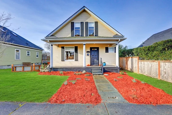 Sweet yellow Victorian home features original leaded glass windows — Stock Photo, Image