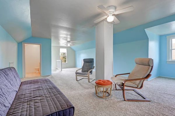 Second floor landing with blue walls — Stock Photo, Image