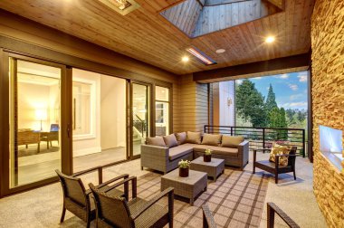 Rüya gibi açık kapalı veranda ile taş şömine