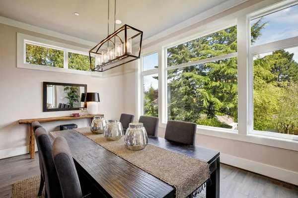 Lujoso comedor moderno cuenta con una mesa de comedor negro — Foto de Stock