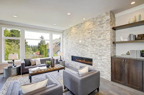 Modern great room with a floor to ceiling stone fireplace — Stock Photo, Image