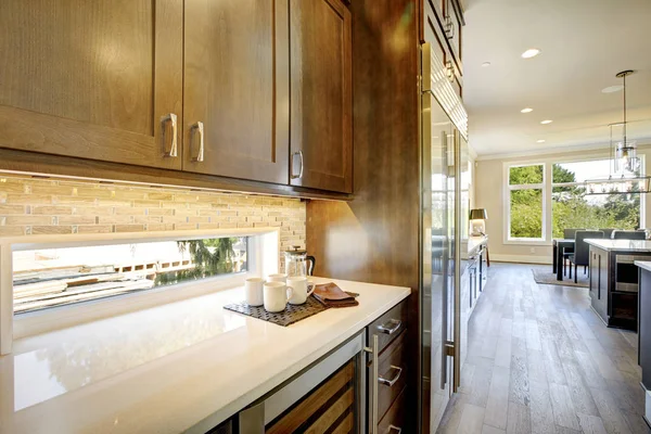 Cocina de lujo con una puerta de cristal enfriador de vino —  Fotos de Stock