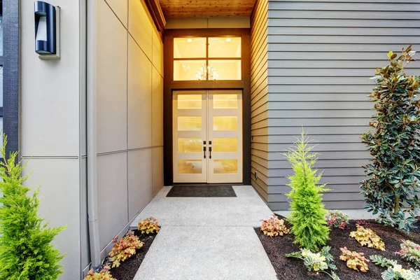 Portico di ingresso di casa in stile contemporaneo a Bellevue — Foto Stock