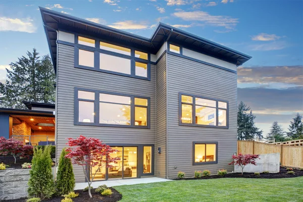 Lujosa casa de nueva construcción en Bellevue, WA . — Foto de Stock