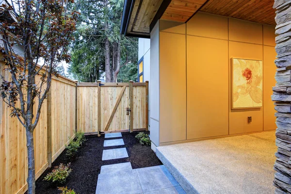 Backyard view of new construction home in Bellevue, WA — Stock Photo, Image