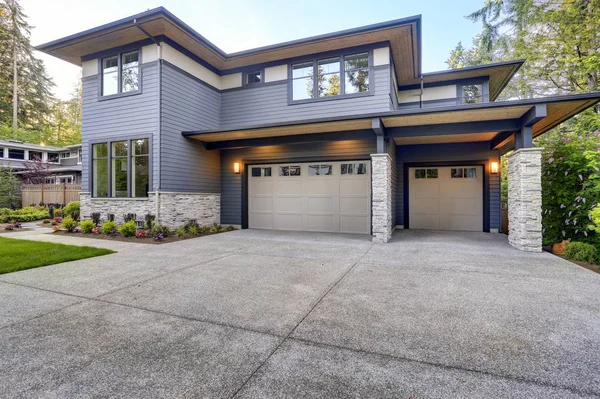 New construction home with wood and stone siding — Stock Photo, Image