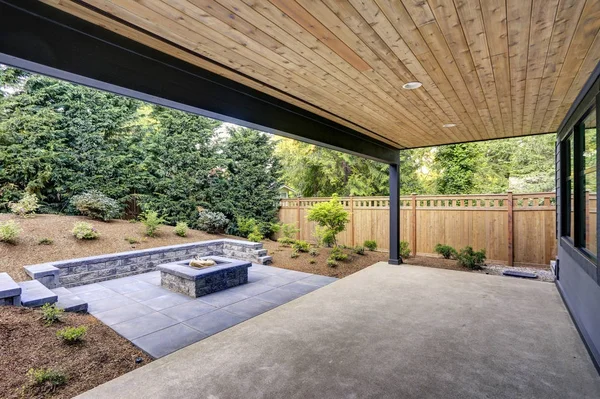 New modern home features a backyard with patio — Stock Photo, Image