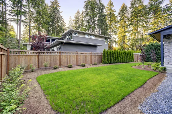 Nieuwe moderne woning heeft een achtertuin met prachtige tuin. — Stockfoto
