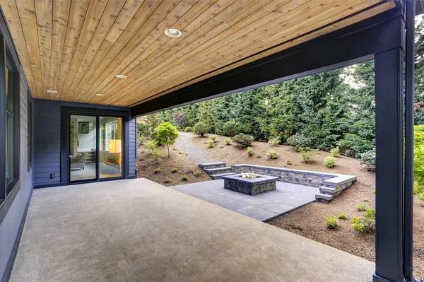 New modern home features a backyard with patio — Stock Photo, Image