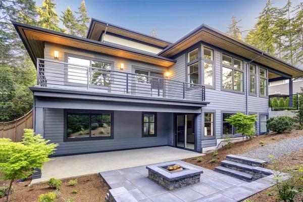 New modern home features a backyard with patio — Stock Photo, Image