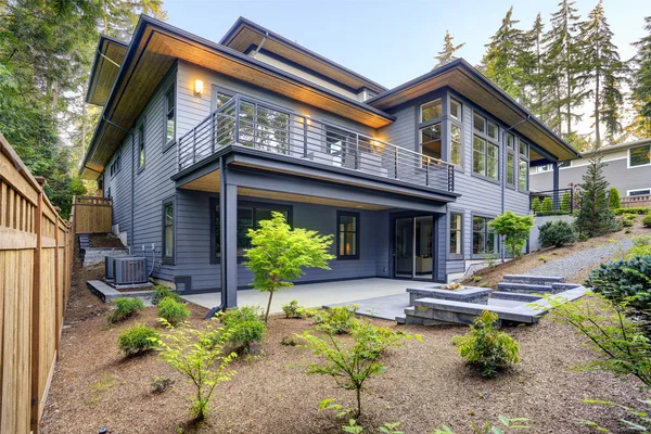 Nya moderna hem har en bakgård med uteplats — Stockfoto