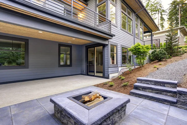 New modern home features a backyard with patio — Stock Photo, Image