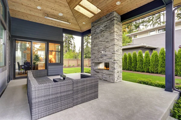 Nieuwe moderne woning heeft een achtertuin met patio — Stockfoto