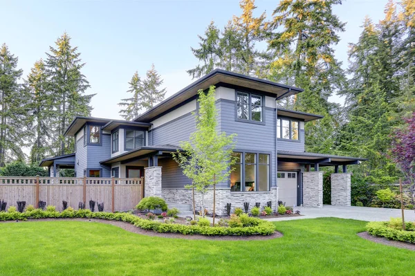 Desain rumah mewah dengan daya tarik tepi jalan modern di Bellevue . — Stok Foto