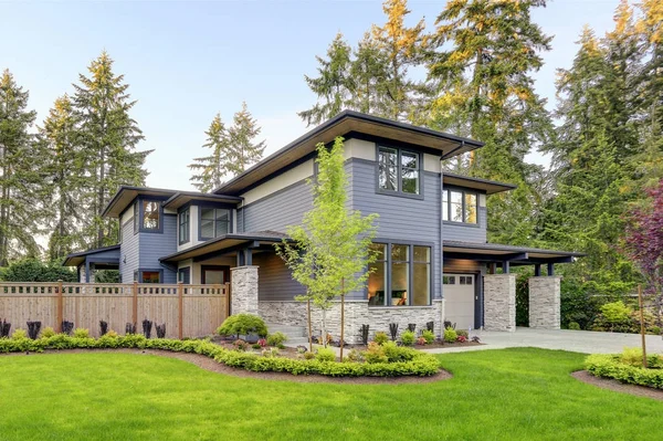 Design de casa de luxo com moderno curb appeal em Bellevue . — Fotografia de Stock