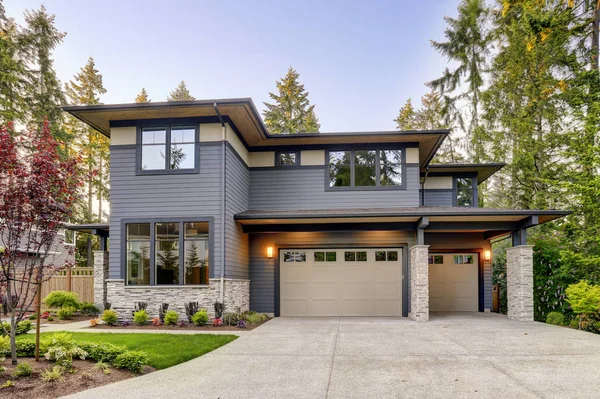 New construction home with wood and stone siding — Stock Photo, Image