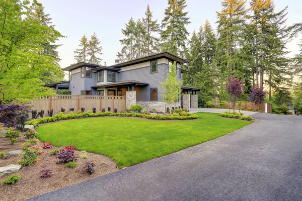 Luxurious home design with modern curb appeal in Bellevue. — Stock Photo, Image