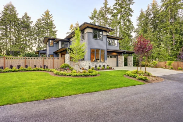 Luxurious home design with modern curb appeal in Bellevue. — Stock Photo, Image