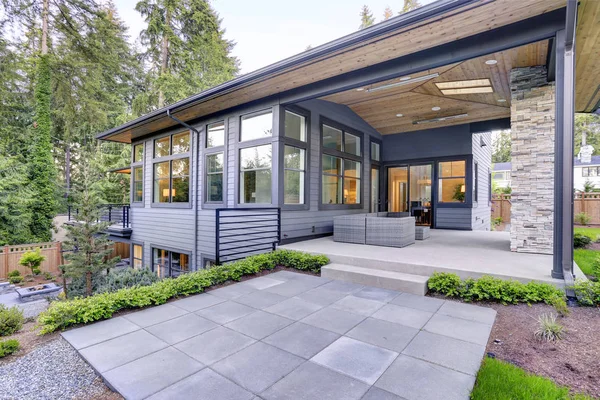 New modern home features a backyard with patio — Stock Photo, Image