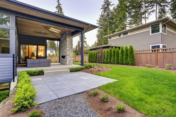 Nueva casa moderna cuenta con un patio trasero con patio — Foto de Stock