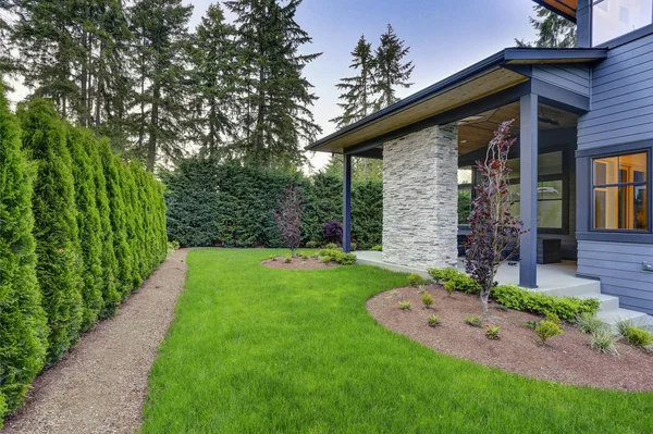 Neues modernes Haus verfügt über einen Hinterhof mit Patio — Stockfoto