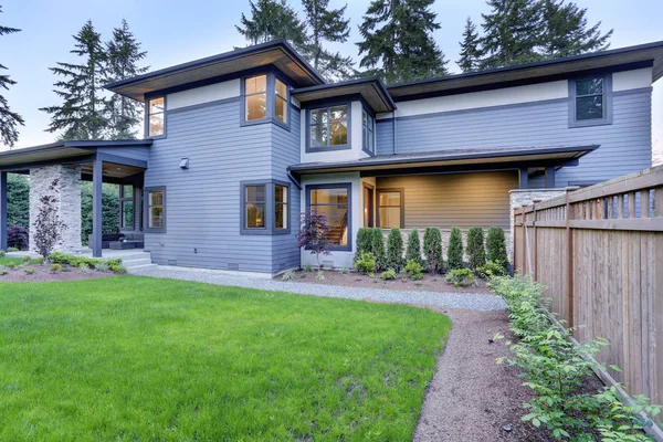 Modern home exterior in Bellevue. — Stock Photo, Image