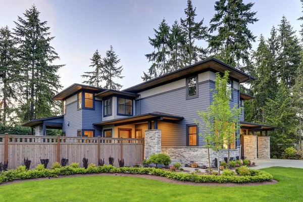 Luxurious home design with modern curb appeal in Bellevue. — Stock Photo, Image