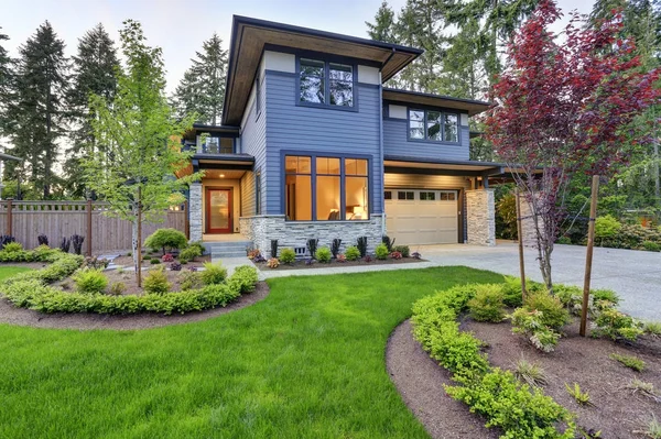 Luxurious home design with modern curb appeal in Bellevue. — Stock Photo, Image