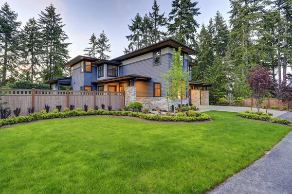 Luxurious home design with modern curb appeal in Bellevue. — Stock Photo, Image