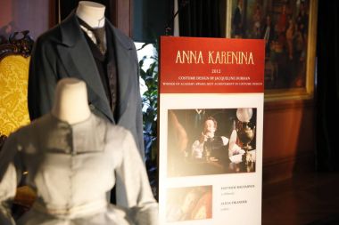 Asheville, North Carolina - 4 Şubat 2017: Biltmore'nın kostüm Sergisi, Drama için tasarlanmış: moda klasiklerinden