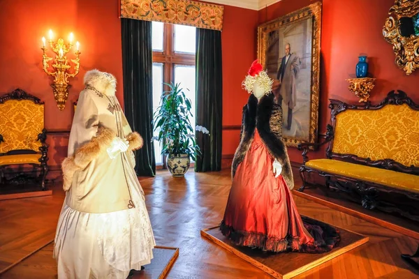 ASHEVILLE, NORD CAROLINA - 4 MARZO 2017: La mostra in costume di Biltmore, progettata per il dramma: la moda dei classici — Foto Stock