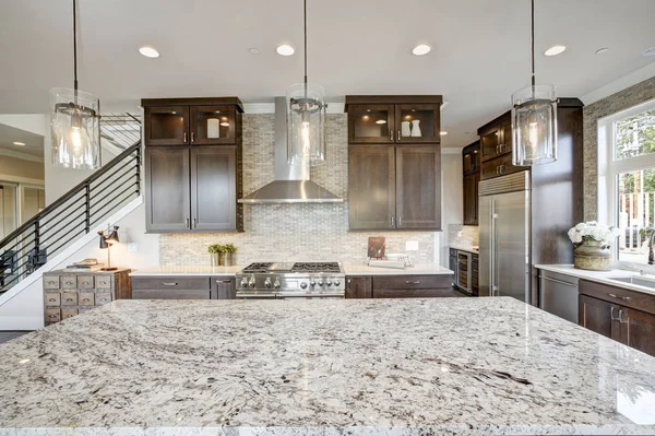 Cocina de lujo en una casa de nueva construcción — Foto de Stock