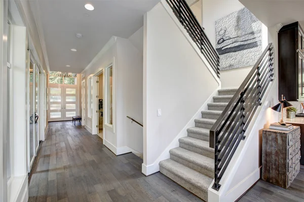 Pasillo cuenta con una escalera con corredor de alfombra gris — Foto de Stock