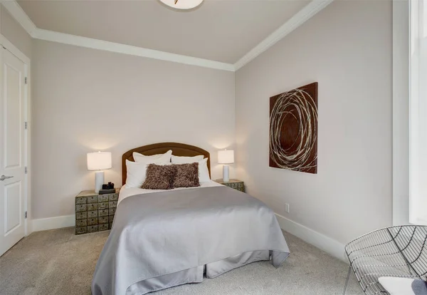 Intérieur soigné de la chambre dans les tons gris et marron — Photo