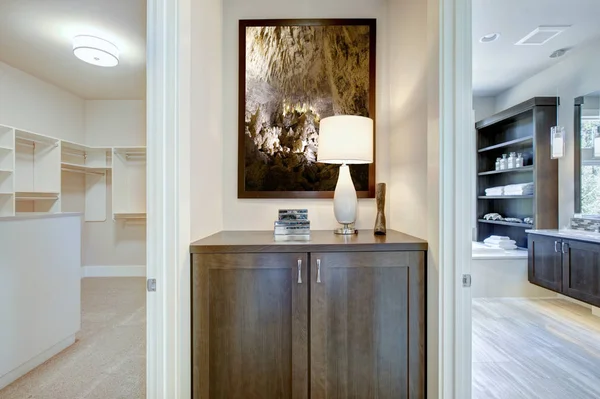 Interior de casa de luxo, vista para o banheiro e um closet — Fotografia de Stock