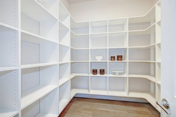Despensa interior con estantes vacíos en un nuevo hogar — Foto de Stock