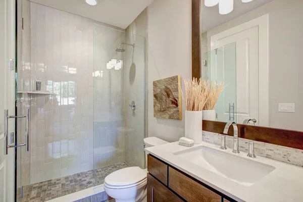 White and brown bathroom interior — Stock Photo, Image