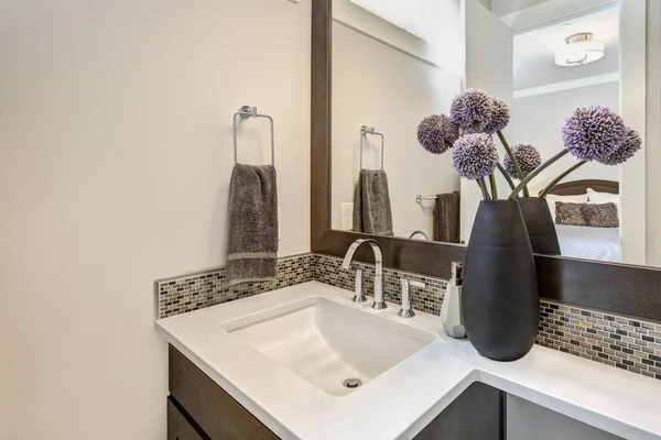 Interior kamar mandi putih dan coklat dengan lemari kesombongan — Stok Foto
