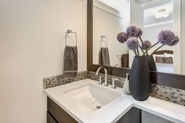 Intérieur de salle de bain blanc et marron avec meuble lavabo — Photo