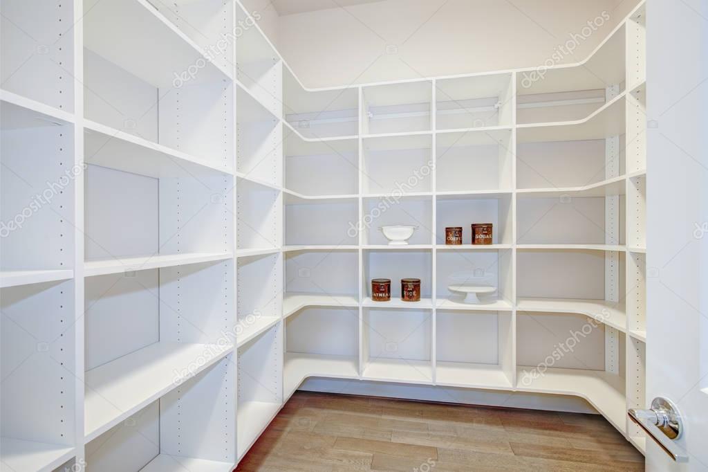 Pantry interior with empty shelves in a new home — Stock Photo