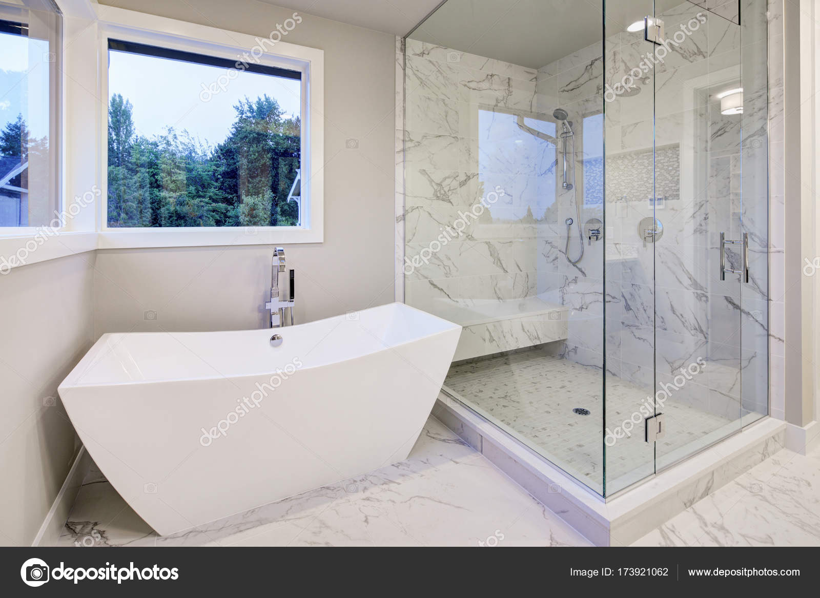Veranda ve çatı ile banyo Veranda ve çatı ile banyo